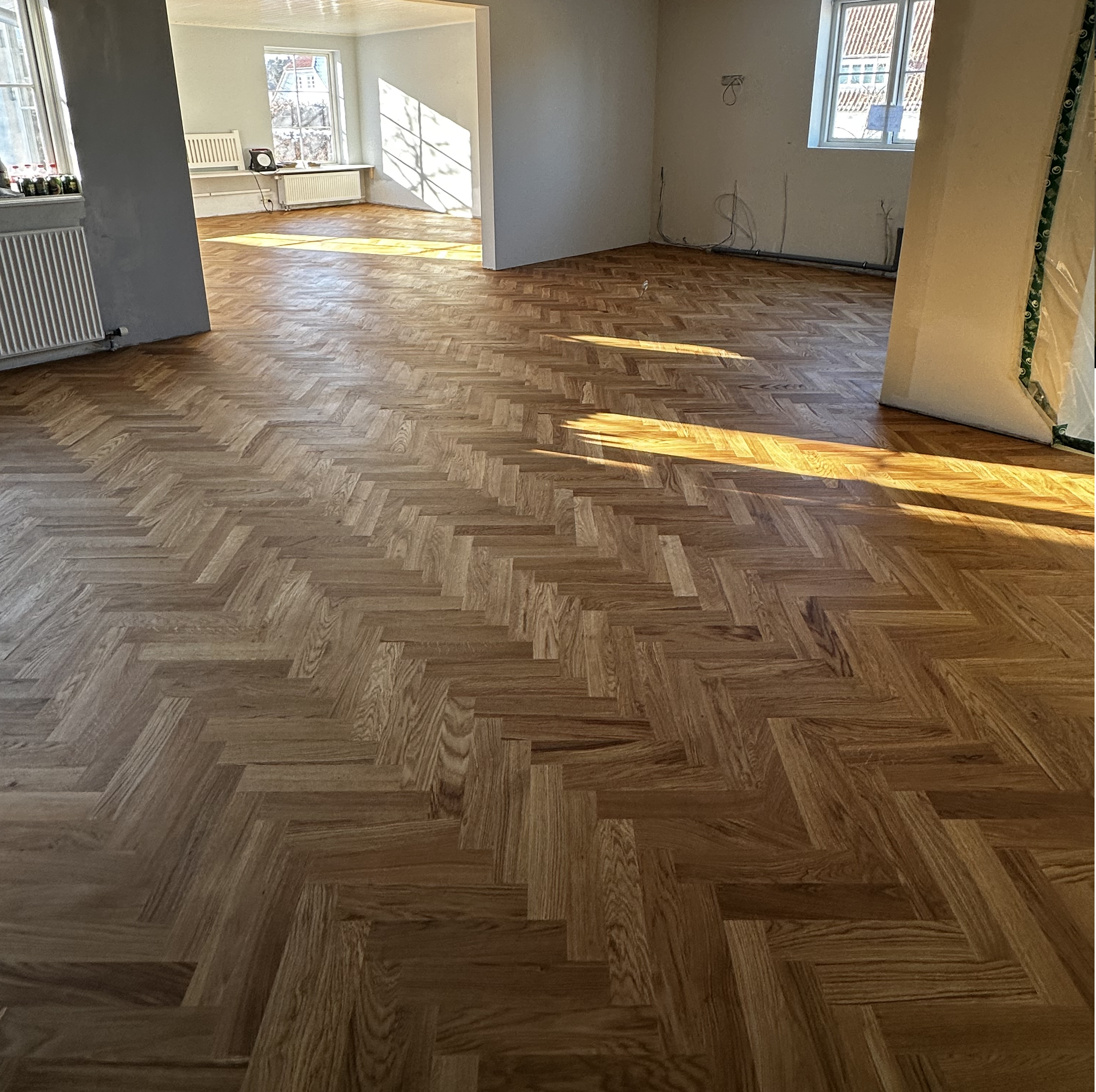 Ekparkett i fiskben – massiv ek för B2B-projekt i Sverige, PerfektoWood Litauen