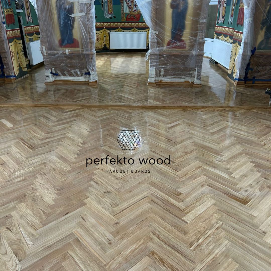 Massivt fiskbensgolv i ek Rustic 16x68x340mm — kyrka Bukarest Rumänien, PerfektoWood